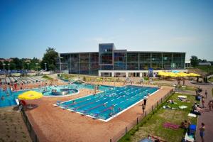 una gran piscina con mucha gente. en Apartament Wygodny S2 en Kalisz