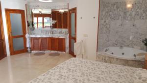 Kúpeľňa v ubytovaní ANFI TOPAZ VILLA TAURO GOLF & BEACH 3 bedrooms 4 bathrooms private pool