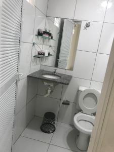 uma pequena casa de banho com WC e lavatório em Casa em tibau RN em Tibau