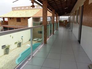 uma varanda vazia de uma casa com piscina em Casa em tibau RN em Tibau