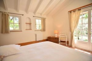 a bedroom with a bed and a desk with a chair at Domaine de Matourne in Flayosc