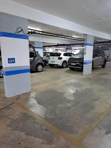 un garaje con coches aparcados en él en Grand Ville Asa sul en Brasilia