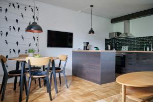 eine Küche und ein Esszimmer mit einem Tisch und Stühlen in der Unterkunft Tomatlyckan 1 in Vallåkra