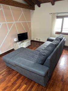 un grande divano blu in soggiorno di Appartamenti Sofia & Marilyn a Castelfranco Veneto