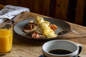 un plato de comida con helado en una mesa en Plough Inn, en Morpeth