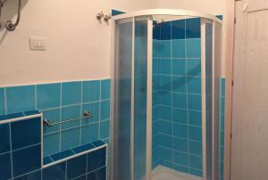 カステルサルドにあるResidence Lentischiのバスルーム(青いタイル張りのシャワー付)