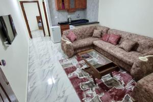 - un salon avec un canapé et une table dans l'établissement ستوديو محطة الرمل على البحر Stodeo by the Sea, à Alexandrie