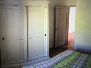 1 dormitorio con puerta y 1 cama en una habitación en Residence Lentischi, en Castelsardo