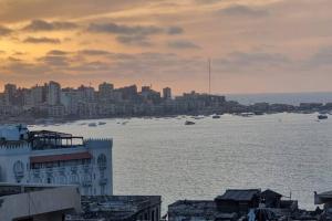 une ville avec une grande étendue d'eau avec des bateaux dans l'établissement ستوديو محطة الرمل على البحر Stodeo by the Sea, à Alexandrie