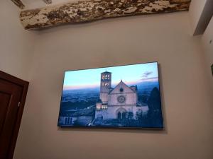 een foto van een kerk aan een muur bij Pasticcio Guest House in Perugia