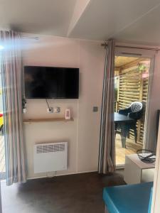 歐雷揚的住宿－Mobil Home Climatisé Camping 4 étoiles，客厅设有壁挂式平面电视。