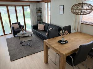 ein Wohnzimmer mit einem Tisch und einem Sofa in der Unterkunft De Specht in Anloo