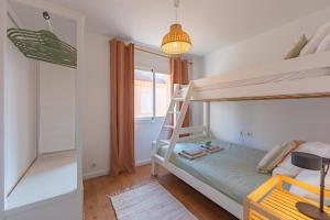 Postel nebo postele na pokoji v ubytování Beachfront, pool, terrace & WIFI - *SimplyTarifa* + 37 fotografií