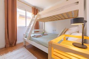Postel nebo postele na pokoji v ubytování Beachfront, pool, terrace & WIFI - *SimplyTarifa*