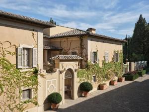 Una casa grande con plantas a un lado. en Rosewood Castiglion del Bosco, en Castiglione del Bosco