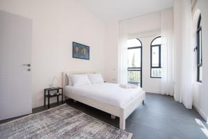 Postel nebo postele na pokoji v ubytování PORT CITY HAIFA - Flea Market Luxury
