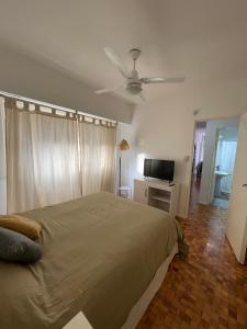 a bedroom with a bed and a ceiling fan at Depto cómodo en Pleno Centro Porteño in Buenos Aires