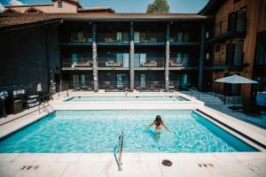 Bazén v ubytování Gravity Haus Jackson Hole nebo v jeho okolí