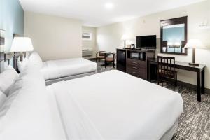 um quarto de hotel com duas camas e uma televisão de ecrã plano em Top Notch Inn em Gorham