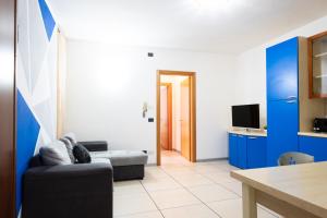 - un salon avec un canapé et une télévision dans l'établissement Marconi city centre, à Desenzano del Garda