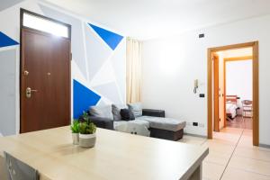 ein Wohnzimmer mit einer blau-weißen Wand in der Unterkunft Marconi city centre in Desenzano del Garda