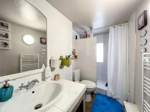 Un baño blanco con lavabo e inodoro. en Appartement T6. Emplacement et vue mer d'exception, en Collioure