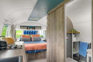 una cocina y un dormitorio en una casa pequeña en Airstream, Devon Hideaways, en Kenton
