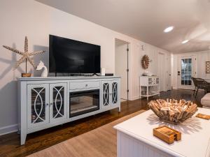 TV a/nebo společenská místnost v ubytování 1129 Summerwind Cottage