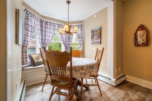 een eetkamer met een tafel en stoelen en een raam bij Mira Monte Inn & Suites in Bar Harbor