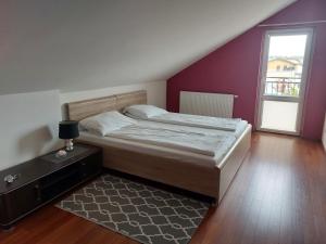 um quarto com uma cama e uma janela em CALIENTE / OZZY em Unieście