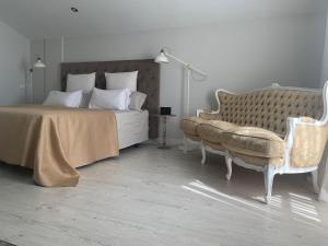 ein Schlafzimmer mit einem Bett, einem Sofa und einem Stuhl in der Unterkunft Comfort & Calidad VILLA Senator Los Alcazares-Lomas del Rame in Los Alcázares