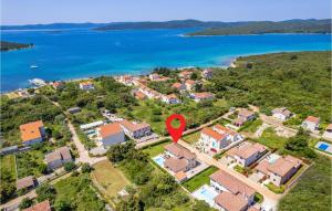 widok z góry na osiedle mieszkaniowe z czerwonym markerem w obiekcie Beautiful Home In Muline With Sauna w mieście Donje Selo