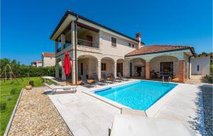willa z basenem przed domem w obiekcie Beautiful Home In Muline With Sauna w mieście Donje Selo