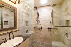 y baño con lavabo y ducha. en Mira Monte Inn & Suites, en Bar Harbor