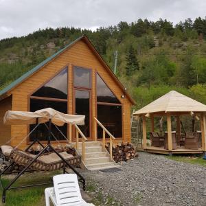 une cabane en bois avec un escalier et un kiosque dans l'établissement Cozy Cottage Feel Free continental, à Didi Ateni