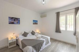 Postel nebo postele na pokoji v ubytování Casa rural Dehesa de las Yeguas + 42 fotografií