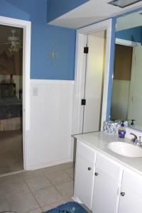 uma casa de banho com um lavatório e um espelho em 3609 Seabrook Island Road em Seabrook Island