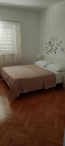 1 dormitorio con 1 cama grande en una habitación en Apartment Filip Vedran en Split