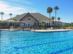 uma grande piscina em frente a uma casa em 804 Treeloft Cottage em Seabrook Island