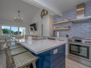 eine Küche mit einer weißen Theke und blauen Schränken in der Unterkunft 2906 Atrium Villa in Seabrook Island
