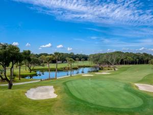 Blick auf einen Golfplatz mit Teich in der Unterkunft 2906 Atrium Villa in Seabrook Island