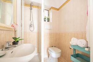 Kúpeľňa v ubytovaní Cozy and Chic Suite near Campo de Fiori + 33 fotografií