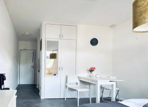 埃森的住宿－Möbliert-Parking - Zeche Zollverein -NETFLIX-WLAN，白色的客房配有白色的桌子和椅子