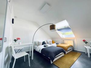 1 dormitorio con cama, escritorio y ventana en Möbliert-Parking - Zeche Zollverein -NETFLIX-WLAN, en Essen