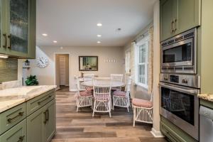 Kuchyň nebo kuchyňský kout v ubytování 532 Tarpon Pond Cottage