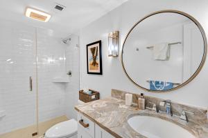 un baño con lavabo y espejo en 1345 Pelican Watch Villa, en Seabrook Island