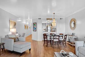 Una sala de estar y una cocina con mesa y sillas. en 1345 Pelican Watch Villa, en Seabrook Island