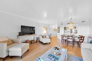 una sala de estar con un sofá y una mesa en 1345 Pelican Watch Villa, en Seabrook Island