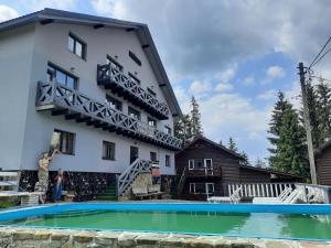 Bazén v ubytování Hotel Novoe Shale nebo v jeho okolí