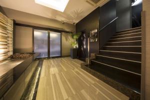 un vestíbulo con escalera y escalera en Hotel In The Green (Adult Only) en Kioto